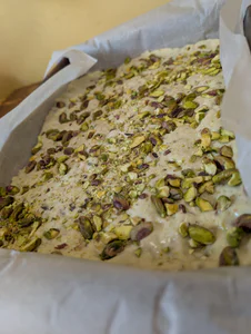 Milk Fudge with Pistachio (Shirpera)
